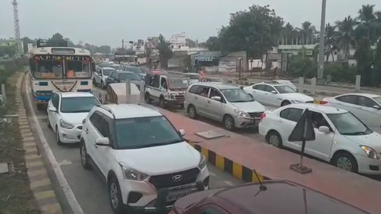 దసరాకు స్వంత ఊళ్లకు జనం: పంతంగి టోల్ ప్లాజా వద్ద వాహనాల రద్దీ దసరాకు స్వంత ఊళ్లకు జనం: పంతంగి టోల్ ప్లాజా వద్ద వాహనాల రద్దీ