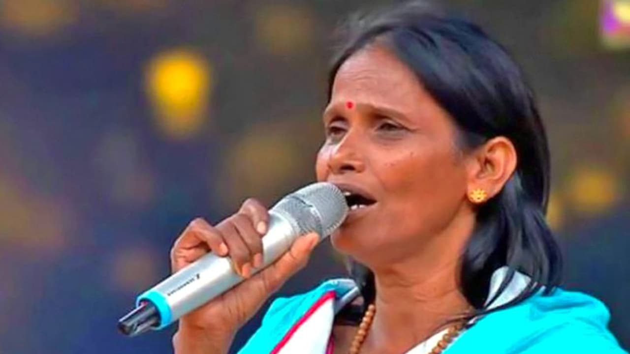 আবারও লতার গানে ভাইরাল হলেন রাণু, শুনে নিন গানটি আবারও লতার গানে ভাইরাল হলেন রাণু, শুনে নিন গানটি