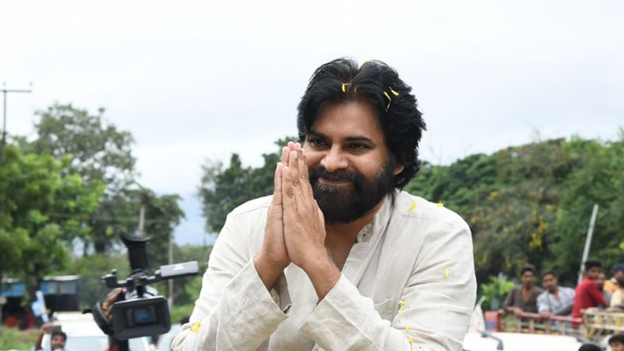 కాకినాడ పర్యటన: ఫ్యాన్ కాలు పట్టుకున్న పవన్ కల్యాణ్ కాకినాడ పర్యటన: ఫ్యాన్ కాలు పట్టుకున్న పవన్ కల్యాణ్