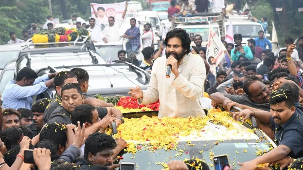 అమిత్ షాయే కరెక్ట్, ఉక్కుపాదంతో తొక్కేస్తారు: బీజేపీపై పవన్ ఆసక్తికర వ్యాఖ్యలు అమిత్ షాయే కరెక్ట్, ఉక్కుపాదంతో తొక్కేస్తారు: బీజేపీపై పవన్ ఆసక్తికర వ్యాఖ్యలు