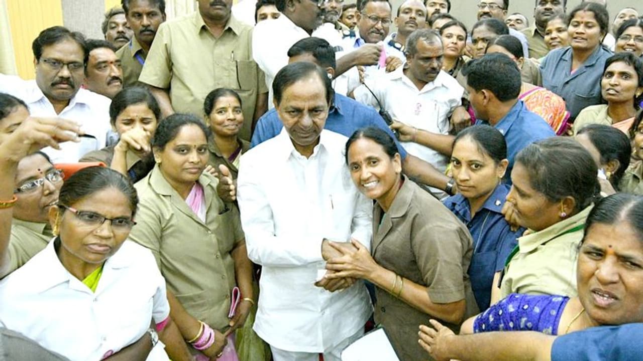 RTC Strike: ఒకే దెబ్బ, కీలెరిగి వాత పెట్టిన కేసీఆర్ RTC Strike: ఒకే దెబ్బ, కీలెరిగి వాత పెట్టిన కేసీఆర్