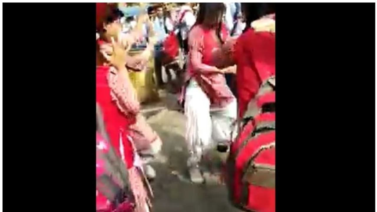 സ്കൂളിലെ പെണ്കുട്ടികള് തമ്മില് കൂട്ടത്തല്ല്; വൈറലായി വീഡിയോ സ്കൂളിലെ പെണ്കുട്ടികള് തമ്മില് കൂട്ടത്തല്ല്; വൈറലായി വീഡിയോ