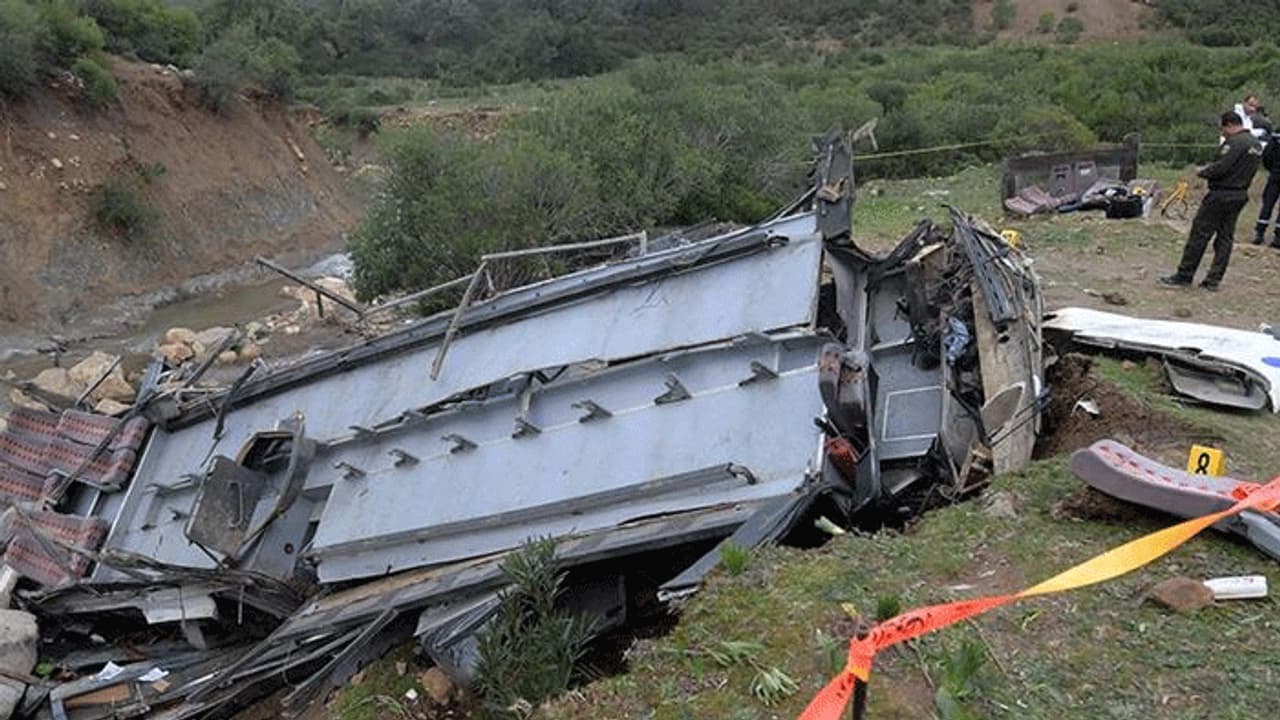 கண் இமைக்கும் நேரத்தில் நடந்த கோர விபத்து... 26 பேர் உடல் நசுங்கி உயிரிழந்த பரிதாபம்..! கண் இமைக்கும் நேரத்தில் நடந்த கோர விபத்து... 26 பேர் உடல் நசுங்கி உயிரிழந்த பரிதாபம்..!