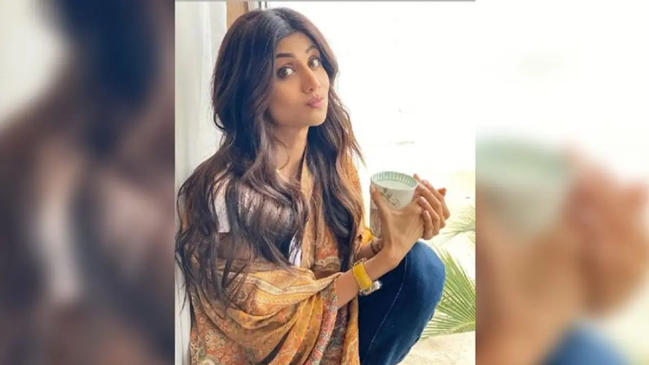 পরিচালককে নিকম্মা বলে সম্বোধন অভিনেত্রীর, মুহূর্তে ভাইরাল ভিডিও পরিচালককে নিকম্মা বলে সম্বোধন অভিনেত্রীর, মুহূর্তে ভাইরাল ভিডিও