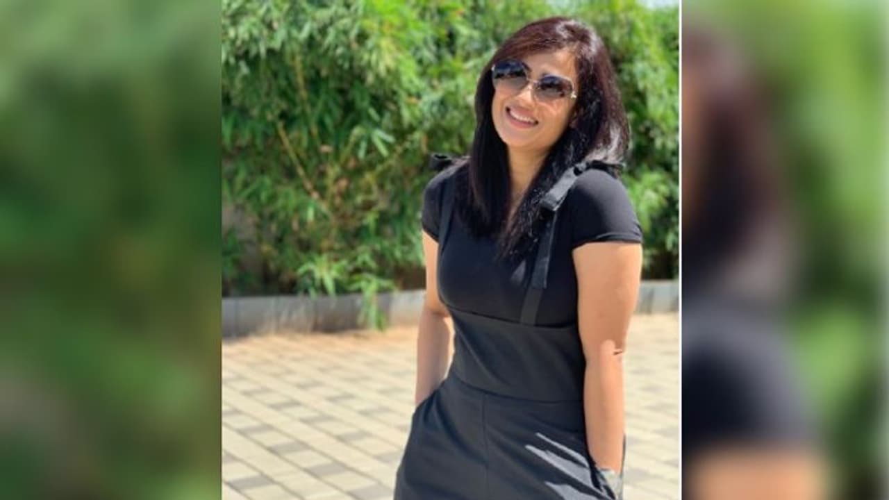 একাধিক চুম্বন থেকে বিছানায় অন্তরঙ্গতা, নয়া অবতারে ধরা দিলেন শ্বেতা একাধিক চুম্বন থেকে বিছানায় অন্তরঙ্গতা, নয়া অবতারে ধরা দিলেন শ্বেতা