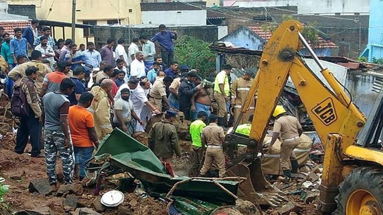 तमिलनाडु में भारी बारिश का कहर, 15 लोगों की हुई मौत, 800 लोगों को निकाला गया बाहर तमिलनाडु में भारी बारिश का कहर, 15 लोगों की हुई मौत, 800 लोगों को निकाला गया बाहर