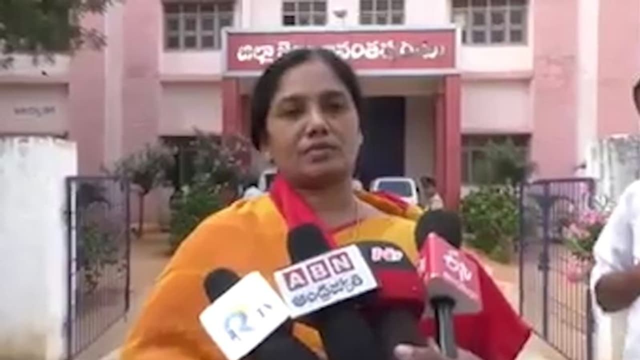 అనంతలో ఉద్రిక్తత:చెన్నెకొత్తపల్లి పోలీస్‌స్టేషన్ ముందు పరిటాల సునీత ఆందోళన