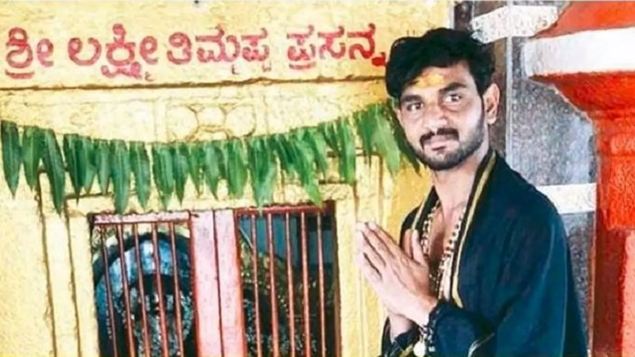 Karnataka Muslim man wears Ayyappa mala, set to visit Sabarimala temple Karnataka Muslim man wears Ayyappa mala, set to visit Sabarimala temple