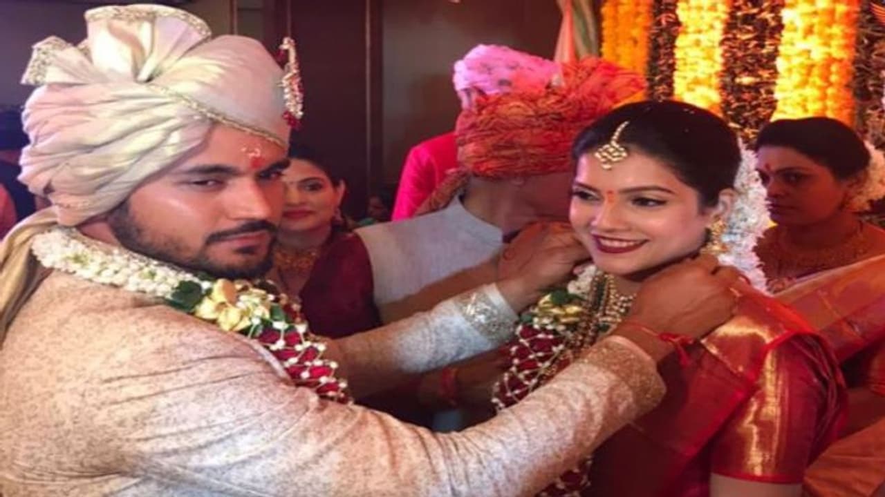 রবিবার দলকে করলেন চ্যাম্পিয়ন, সোমবার বিয়ের পিঁড়িতে ভারতীয় ক্রিকেটার রবিবার দলকে করলেন চ্যাম্পিয়ন, সোমবার বিয়ের পিঁড়িতে ভারতীয় ক্রিকেটার