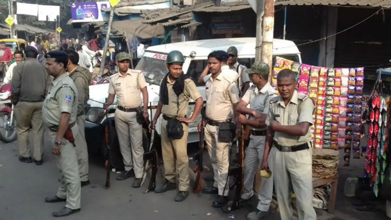 চোখে লঙ্কার গুঁড়ো, আসানসোলে পুলিশকে লক্ষ্য করে গুলি চালিয়ে চম্পট দুষ্কৃতীদের চোখে লঙ্কার গুঁড়ো, আসানসোলে পুলিশকে লক্ষ্য করে গুলি চালিয়ে চম্পট দুষ্কৃতীদের