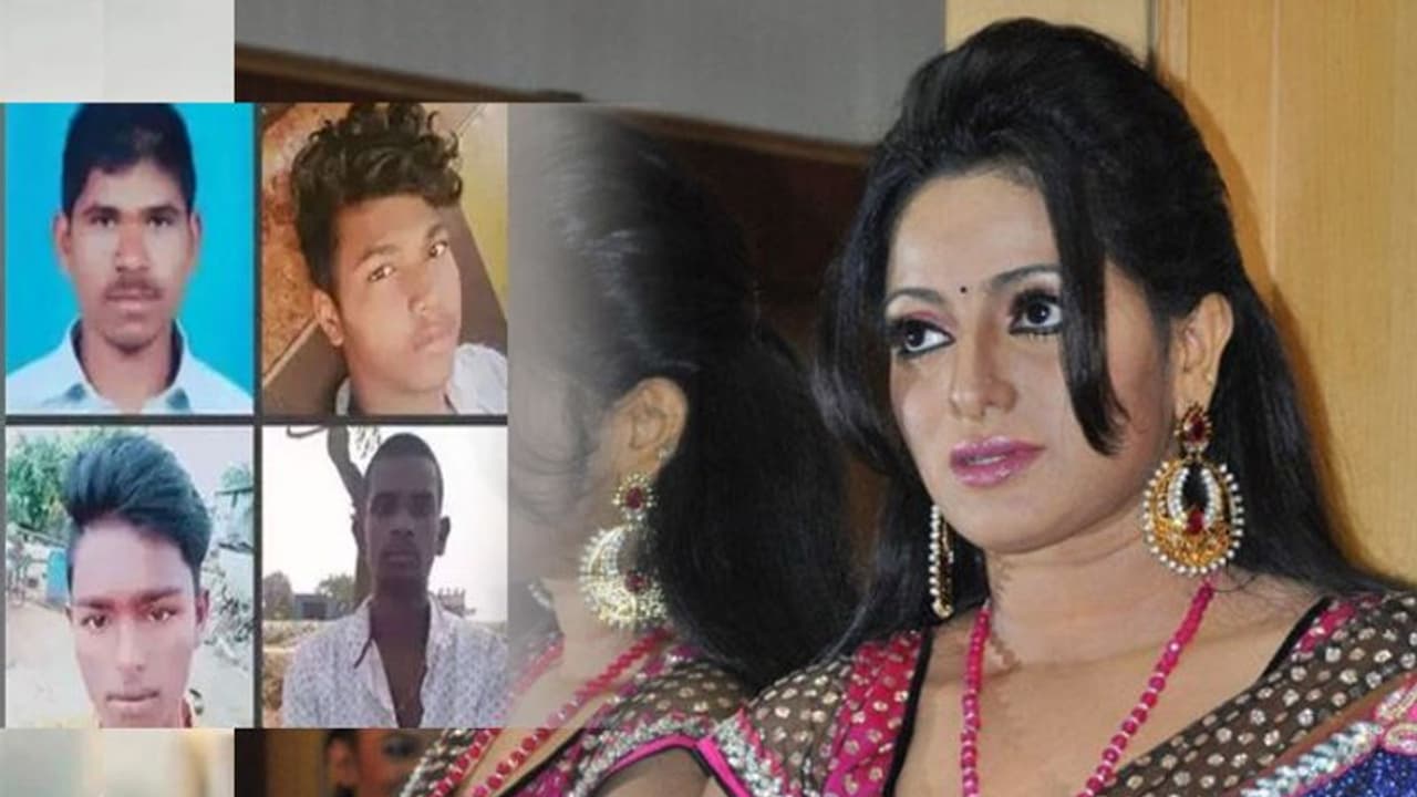 కుక్కల్లా ఎగబడుతున్నారు.. కాల్చి పారేయాలి: ఉదయభాను ఆవేదన కుక్కల్లా ఎగబడుతున్నారు.. కాల్చి పారేయాలి: ఉదయభాను ఆవేదన