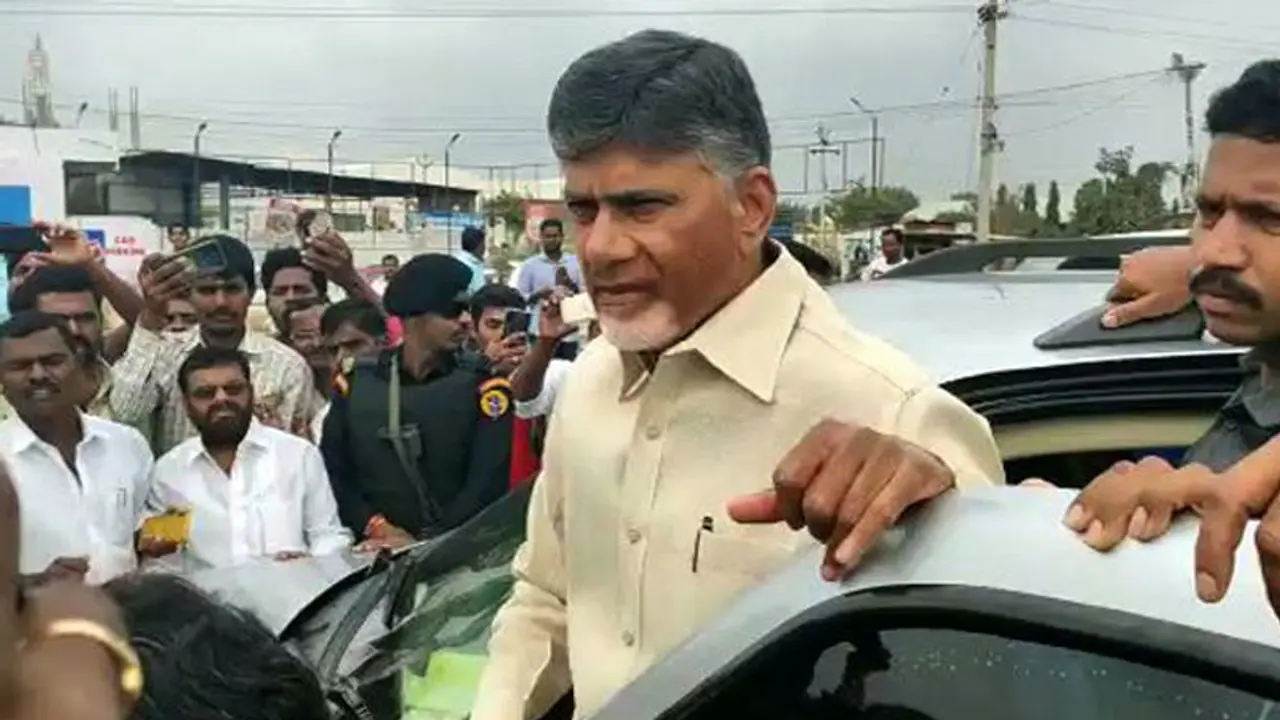 ఏపీ సీఐడీ నోటీసులు: రేపు అమరావతికి చంద్రబాబు ఏపీ సీఐడీ నోటీసులు: రేపు అమరావతికి చంద్రబాబు