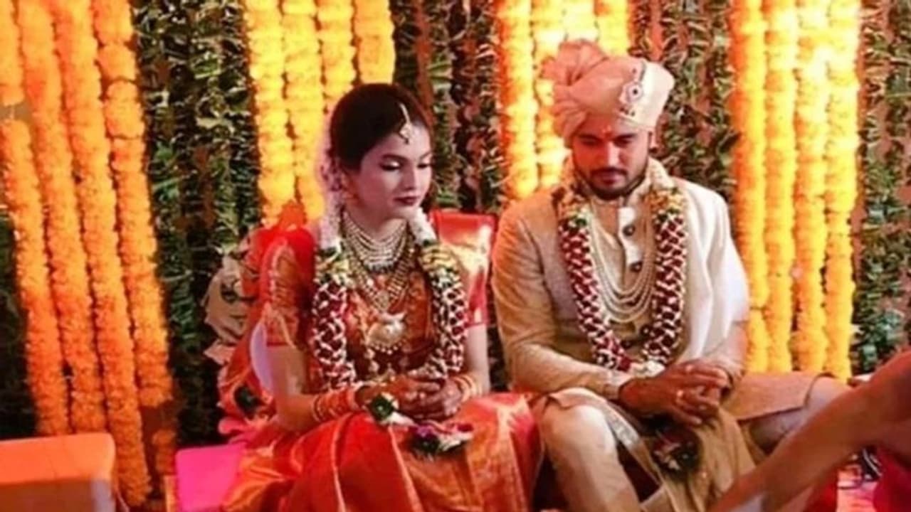 Big News: ಮತ್ತೊಬ್ಬ ಟೀಮ್ ಇಂಡಿಯಾ ಪ್ಲೇಯರ್ ಬಾಳಲ್ಲಿ ಬಿರುಕು, ಡಿವೋರ್ಸ್ ಸೂಚನೆ ನೀಡಿದ್ರಾ ಮನೀಷ್ ಆಶ್ರಿತಾ? Big News: ಮತ್ತೊಬ್ಬ ಟೀಮ್ ಇಂಡಿಯಾ ಪ್ಲೇಯರ್ ಬಾಳಲ್ಲಿ ಬಿರುಕು, ಡಿವೋರ್ಸ್ ಸೂಚನೆ ನೀಡಿದ್ರಾ ಮನೀಷ್ ಆಶ್ರಿತಾ?