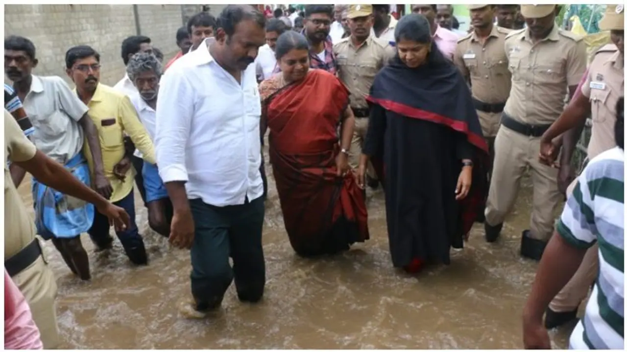 தெருவுக்கு வந்து பாருங்க... கனிமொழியை தண்ணீருக்குள் இழுத்து ஷாக்..! தெருவுக்கு வந்து பாருங்க... கனிமொழியை தண்ணீருக்குள் இழுத்து ஷாக்..!