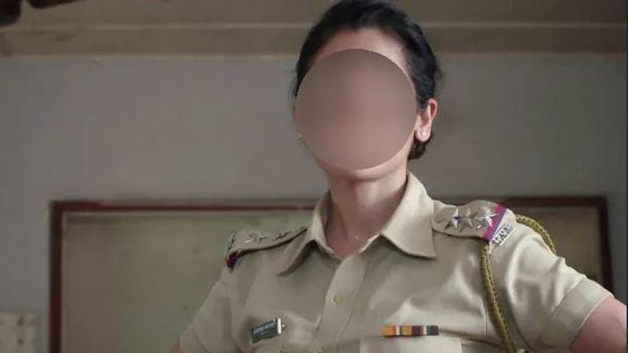 வசீகர குரலில் காதல் சொட்ட சொட்ட பேசிய பெண் சப்இன்ஸ்பெக்டர்..!! கொள்ளையனால் நடந்த பலான சம்பவம்..!! வசீகர குரலில் காதல் சொட்ட சொட்ட பேசிய பெண் சப்இன்ஸ்பெக்டர்..!! கொள்ளையனால் நடந்த பலான சம்பவம்..!!