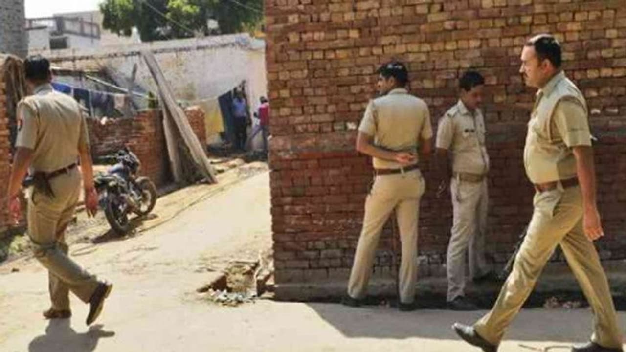 10वीं की छात्रा से 4 लोगों ने किया गैंगरेप, गंभीर हालत में अस्पताल में कराई गई भर्ती 10वीं की छात्रा से 4 लोगों ने किया गैंगरेप, गंभीर हालत में अस्पताल में कराई गई भर्ती