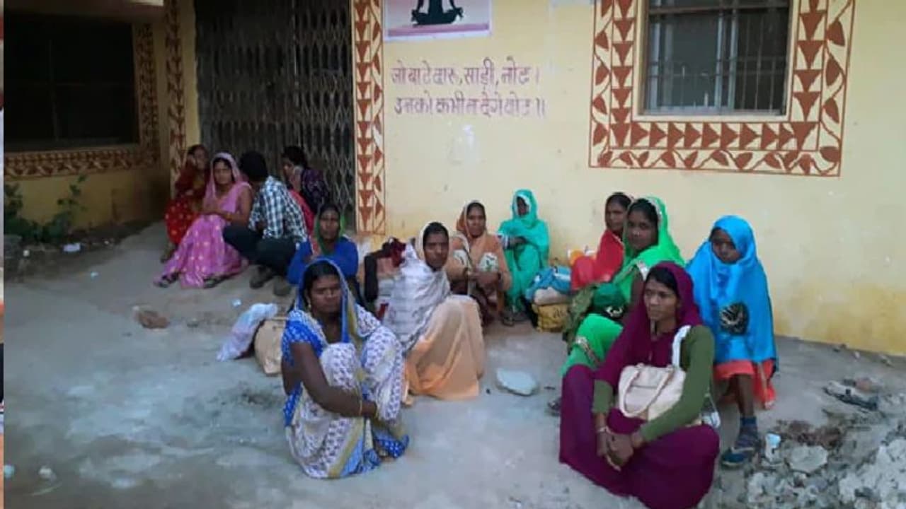 ಕೈಕೊಟ್ಟ ವಿದ್ಯುತ್: ಮೊಬೈಲ್ ಟಾರ್ಚ್ ಬೆಳಕಲ್ಲಿ ಸಂತಾನಹರಣ ಶಸ್ತ್ರಚಿಕಿತ್ಸೆ! ಕೈಕೊಟ್ಟ ವಿದ್ಯುತ್: ಮೊಬೈಲ್ ಟಾರ್ಚ್ ಬೆಳಕಲ್ಲಿ ಸಂತಾನಹರಣ ಶಸ್ತ್ರಚಿಕಿತ್ಸೆ!