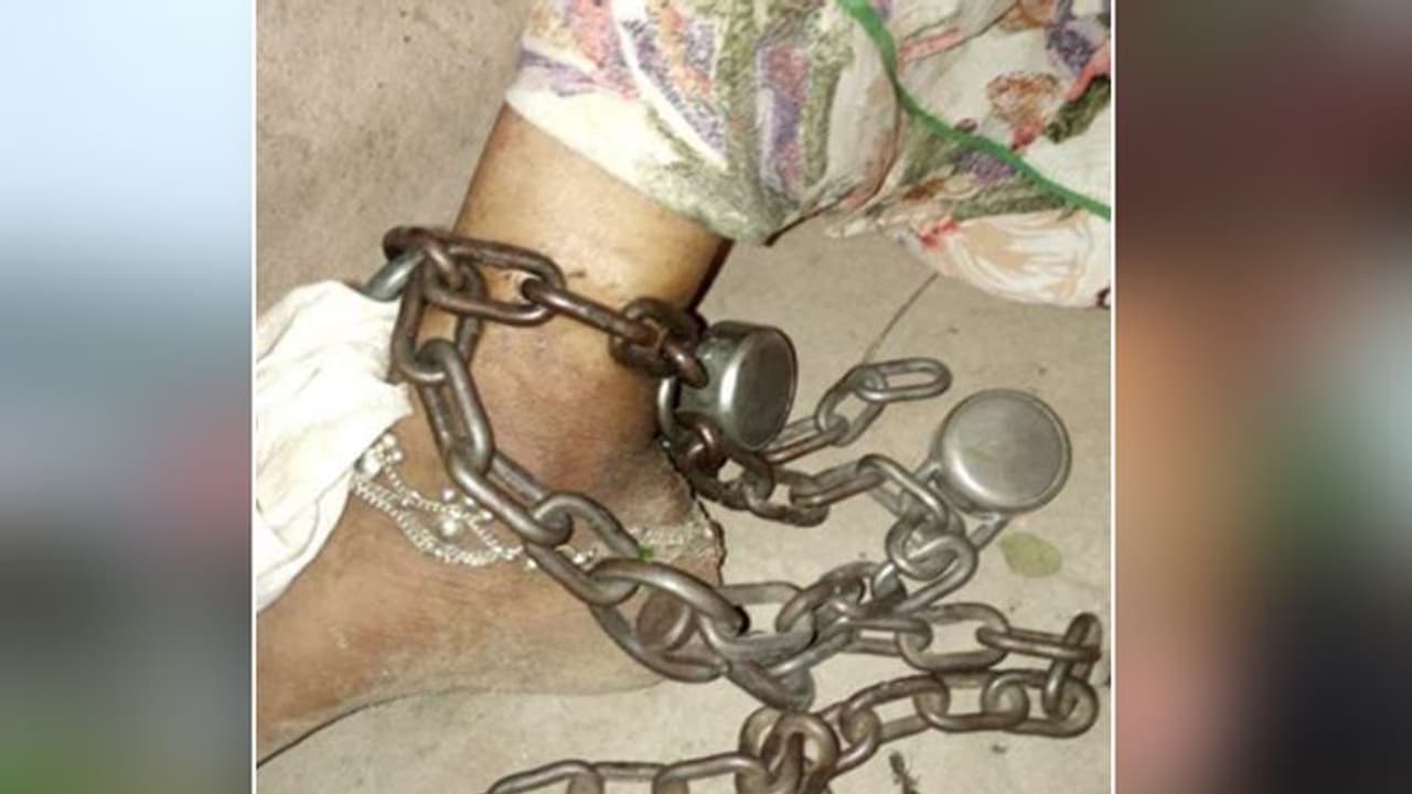 पिता को महिला के संग आपत्तिजनक हालत में देखने की सजा, बेटी के पैरों में डाल दी बेड़ियां पिता को महिला के संग आपत्तिजनक हालत में देखने की सजा, बेटी के पैरों में डाल दी बेड़ियां
