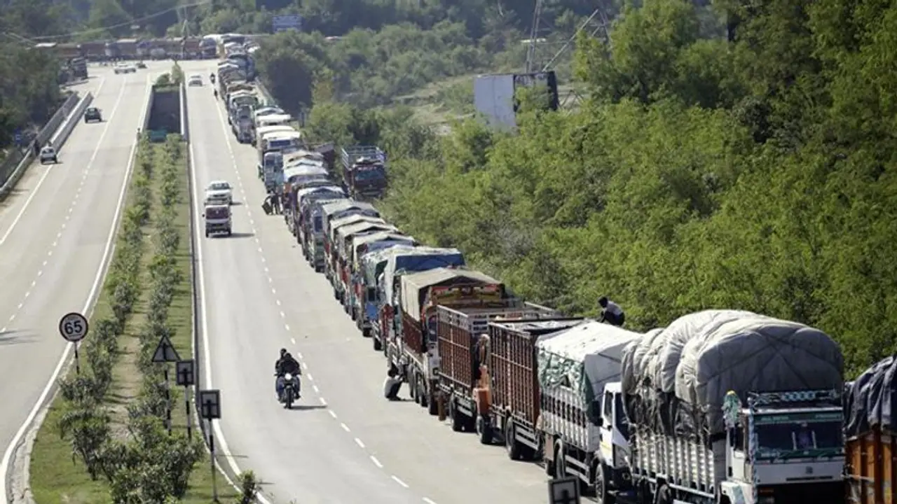 भूस्खलन से तबाह हुई सड़कें, जम्मू श्रीनगर नेशनल हाइवे पर पब्लिक ट्रांसपोर्ट बंद