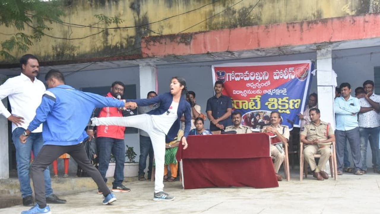 మహిళల స్వీయ రక్షణే లక్ష్యంగా... గోదావరిఖని పోలీసుల ప్రత్యేక చర్యలు