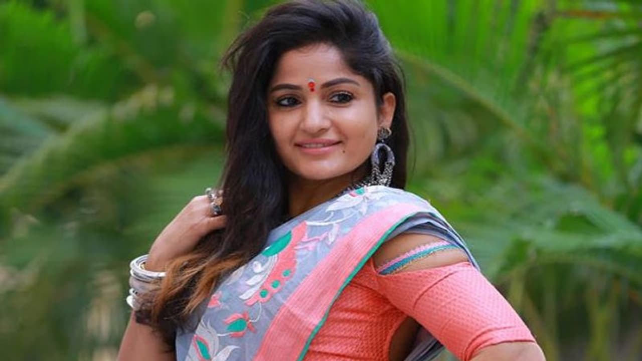 పెప్పర్ స్ప్రే వద్దు కత్తిపట్టండి, వేధిస్తే చంపెయ్యండి: సినీనటి ఆగ్రహం పెప్పర్ స్ప్రే వద్దు కత్తిపట్టండి, వేధిస్తే చంపెయ్యండి: సినీనటి ఆగ్రహం