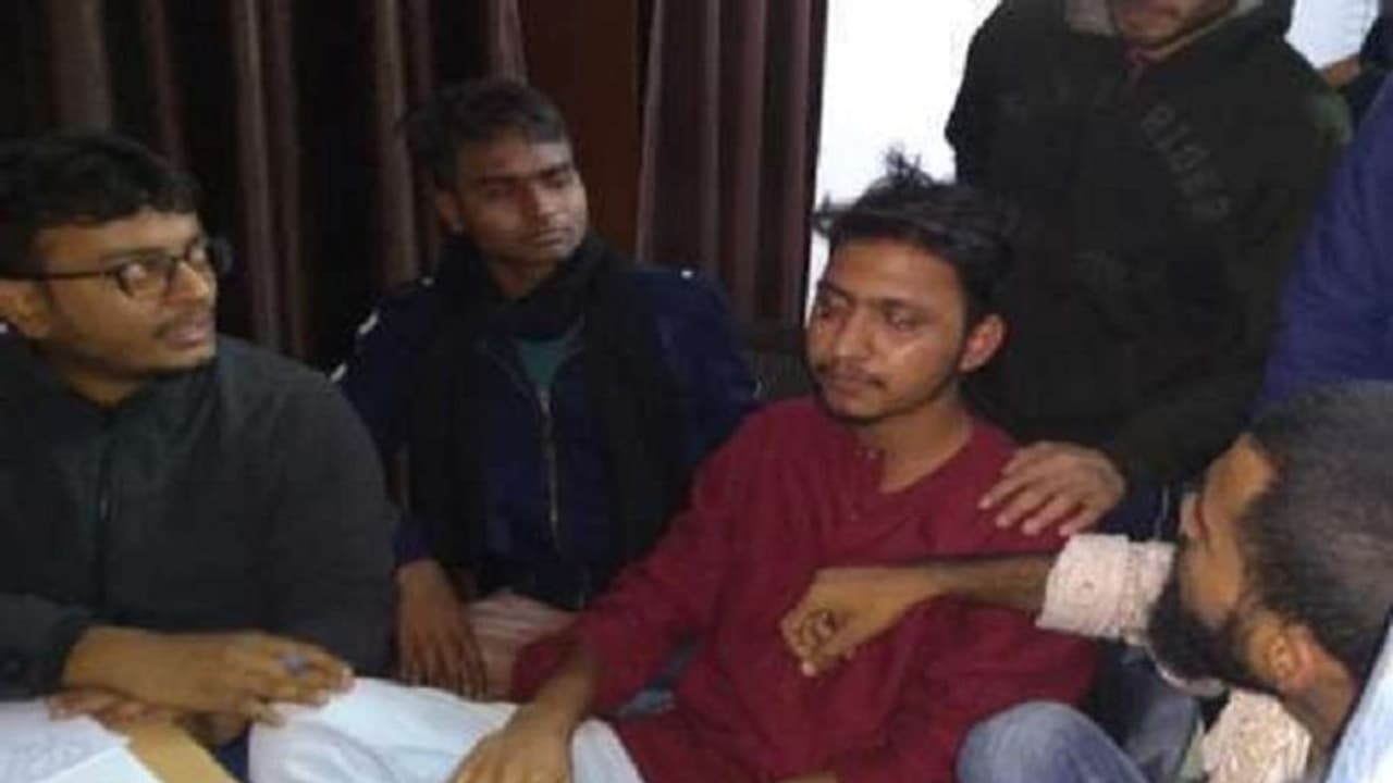 बाहरी और बीएचयू के छात्रों में मारपीट पर लाठी चार्ज, चौकी प्रभारी सस्पेंड बाहरी और बीएचयू के छात्रों में मारपीट पर लाठी चार्ज, चौकी प्रभारी सस्पेंड