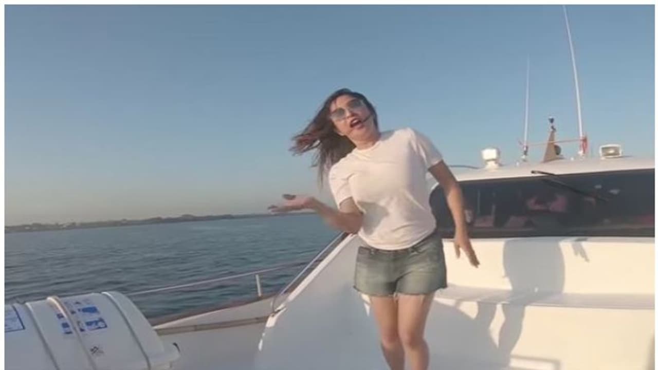 നടുക്കടലില് ബോട്ടില് അര്ച്ചനയുടെ കിടിലന് ഡാന്സ്, യാത്ര ആഘോഷമാക്കുന്ന രഞ്ജിനിയും വീഡിയോ നടുക്കടലില് ബോട്ടില് അര്ച്ചനയുടെ കിടിലന് ഡാന്സ്, യാത്ര ആഘോഷമാക്കുന്ന രഞ്ജിനിയും വീഡിയോ