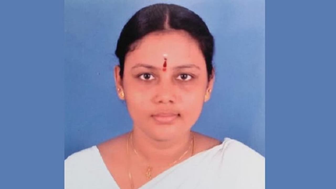 லஞ்சப் புகாரில் சிக்கியதால் அவமானம் !! தற்கொலை செய்து கொண்ட நர்ஸ் !!