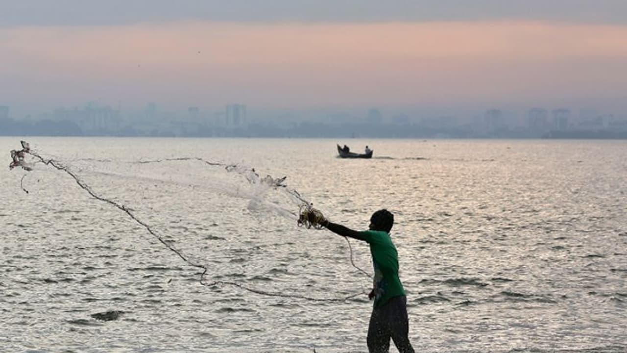 గుజరాత్‌లో చిక్కుకొన్న 5 వేల మత్స్యకారులు ఏపీకి: విజయ్ రూపానీకి జగన్ ఫోన్