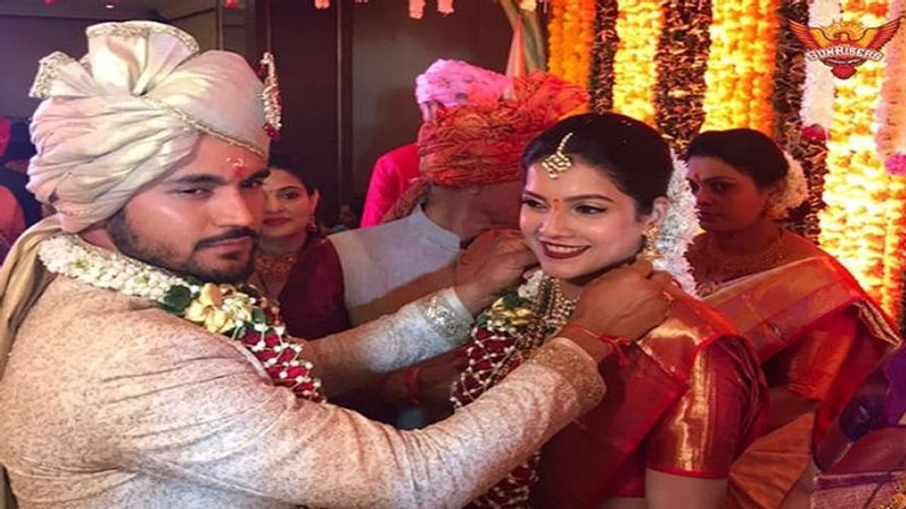 शादी के दौरान लगातार हंसती रही मनीष का पत्नी आश्रिता, रोहित ने दी शुभकामनाएं