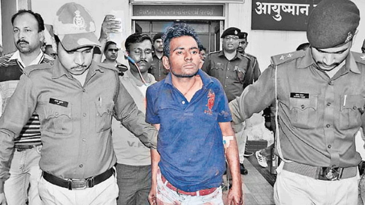 सिरफिरे ने लड़की को चाकू से 70 बार गोदा, फोड़ी दोनों आंखे और बाहर निकाल दी सारी आंतें सिरफिरे ने लड़की को चाकू से 70 बार गोदा, फोड़ी दोनों आंखे और बाहर निकाल दी सारी आंतें