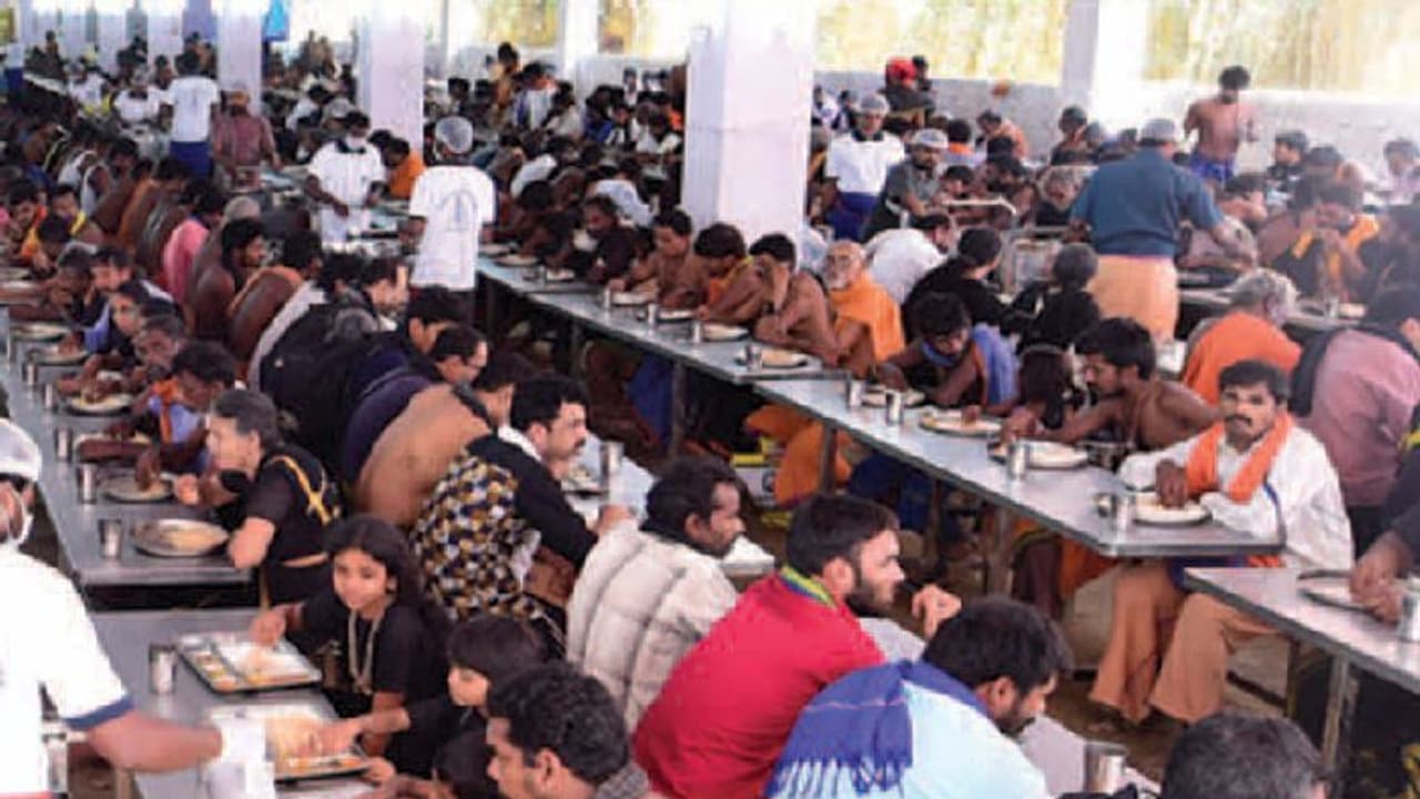 ஒருபோதும் அன்னதானத்தில் இந்த நபர்கள் மட்டும் சாப்பிடக்கூடாது.. ஏன் தெரியுமா? ஒருபோதும் அன்னதானத்தில் இந்த நபர்கள் மட்டும் சாப்பிடக்கூடாது.. ஏன் தெரியுமா?