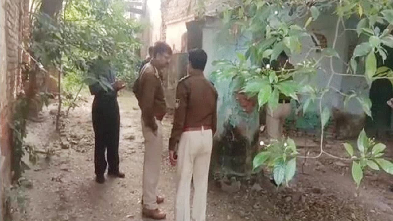 हैदराबाद के बाद भी नहीं थम रही दरिंदगी, मां के पास सो रही 5 साल की मासूम को उठा ले गया हैवान और... हैदराबाद के बाद भी नहीं थम रही दरिंदगी, मां के पास सो रही 5 साल की मासूम को उठा ले गया हैवान और...