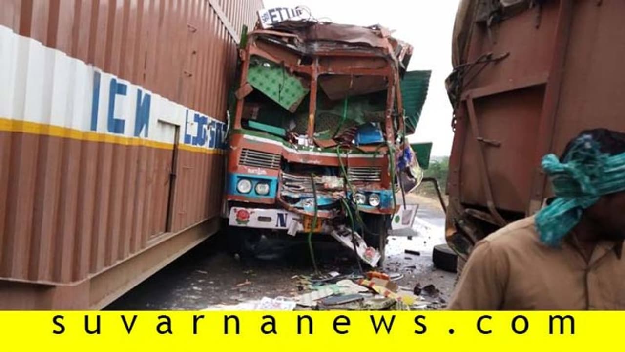 ರಾಷ್ಟ್ರೀಯ ಹೆದ್ದಾರಿಯಲ್ಲಿ ಅಪಘಾತ : ಕಿಲೋಮೀಟರ್ ವರೆಗೆ ಟ್ರಾಫಿಕ್ ಜಾಮ್ ರಾಷ್ಟ್ರೀಯ ಹೆದ್ದಾರಿಯಲ್ಲಿ ಅಪಘಾತ : ಕಿಲೋಮೀಟರ್ ವರೆಗೆ ಟ್ರಾಫಿಕ್ ಜಾಮ್