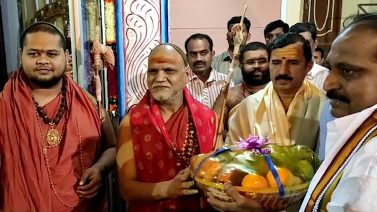 జూలై 20 వరకు కరోనా బలీయమే : స్వరూపానందేంద్ర (వీడియో) జూలై 20 వరకు కరోనా బలీయమే : స్వరూపానందేంద్ర (వీడియో)