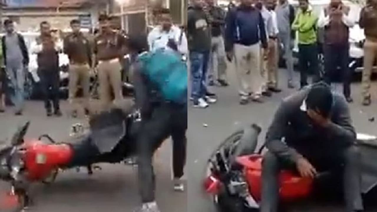 ಹೆಲ್ಮೆಟ್ ಹಾಕದ ಬೈಕ್ ಸವಾರನಿಗೆ ಫೈನ್; ನಡುರಸ್ತೆಯಲ್ಲಿ ಬೈಕ್ ಪುಡಿ ಪುಡಿ!