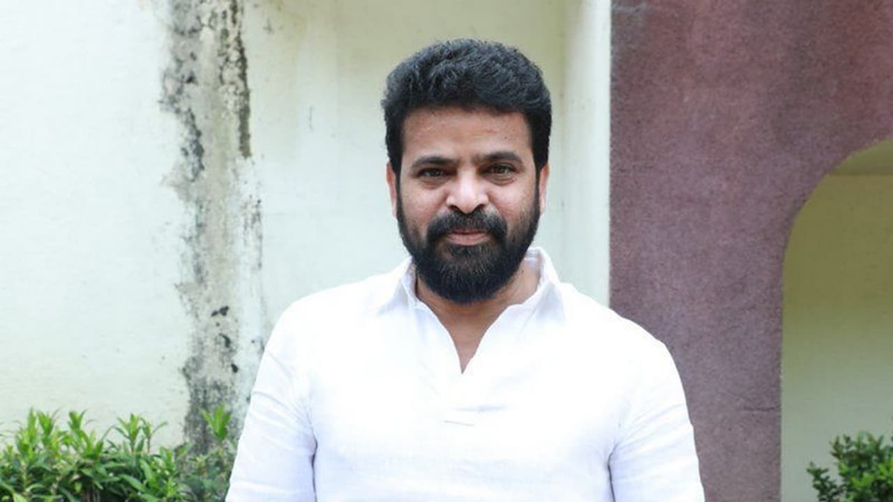 அமீரை விட்டு வைக்காத "நாற்காலி" ஆசை... அரசியல்வாதியாக களம் இறங்கி பட்டையை கிளப்ப திட்டம்... சோசியல் மீடியாவில் வைரலாகும் போஸ்டர்...! அமீரை விட்டு வைக்காத "நாற்காலி" ஆசை... அரசியல்வாதியாக களம் இறங்கி பட்டையை கிளப்ப திட்டம்... சோசியல் மீடியாவில் வைரலாகும் போஸ்டர்...!