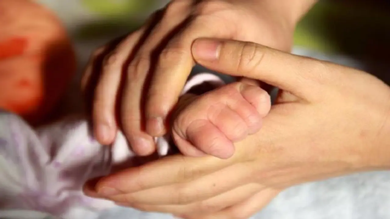 भूख के कारण बच्चे ने खाया था कीचड़..अब मां ने कहा गरीबी बहुत है, नहीं पाल सकती 4 औलाद भूख के कारण बच्चे ने खाया था कीचड़..अब मां ने कहा गरीबी बहुत है, नहीं पाल सकती 4 औलाद