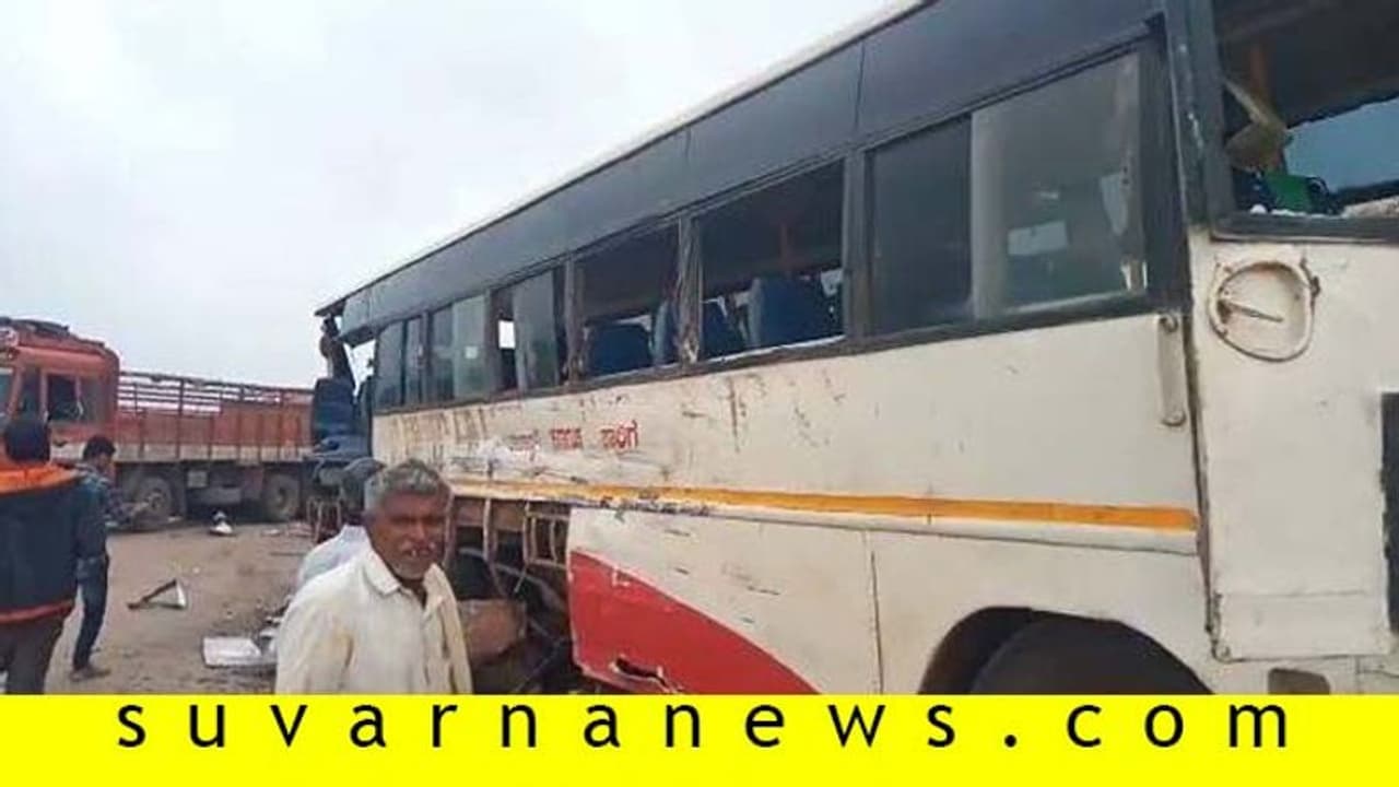 KSRTC ಬಸ್ ಲಾರಿ ನಡುವೆ ಅಪಘಾತ : ನಜ್ಜುಗುಜ್ಜಾದ ಬಸ್ KSRTC ಬಸ್ ಲಾರಿ ನಡುವೆ ಅಪಘಾತ : ನಜ್ಜುಗುಜ್ಜಾದ ಬಸ್