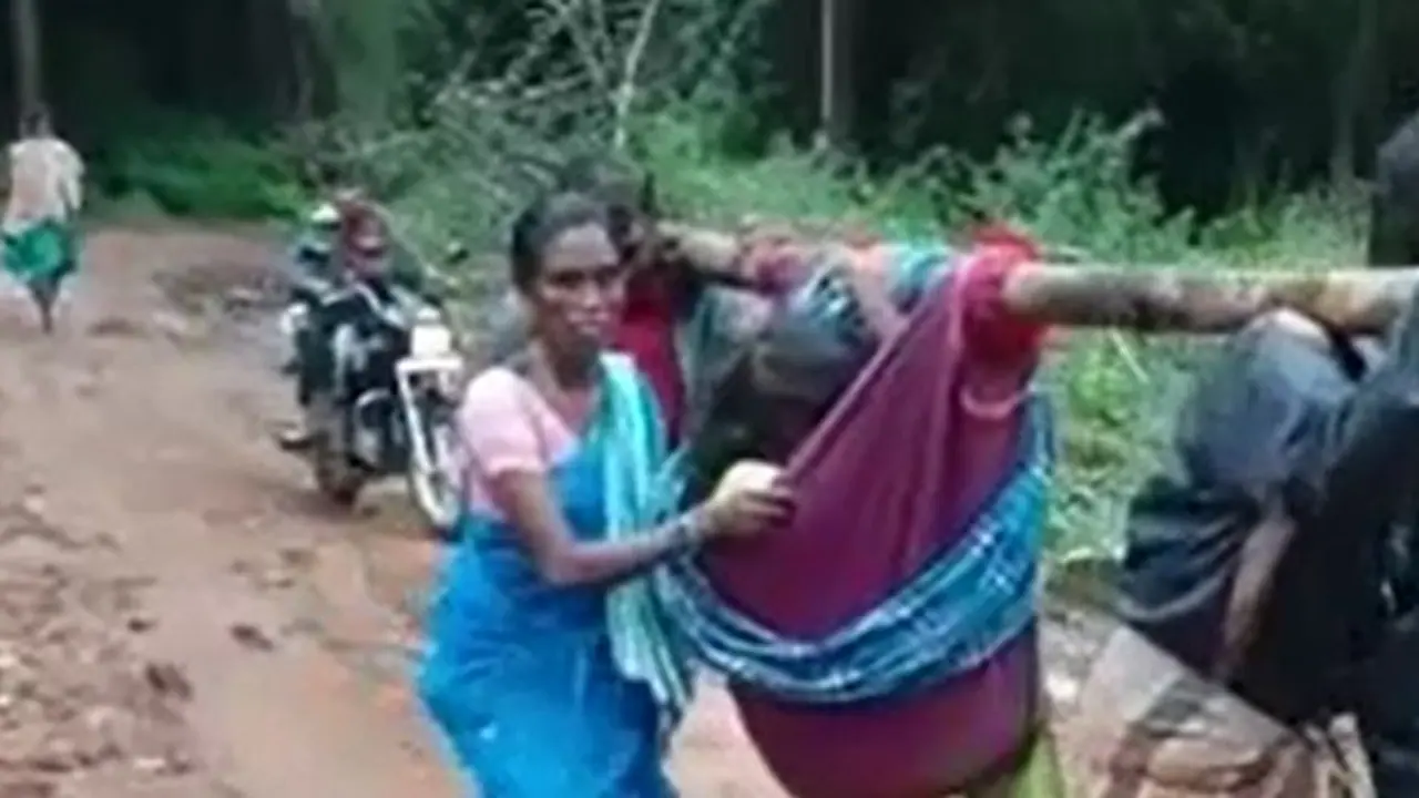 ஊருக்குள் வராத ஆம்புலன்ஸ்..! நிறைமாத கர்ப்பிணியை தொட்டில் கட்டி தூக்கிச்சென்ற உறவினர்கள்..! 6 கிலோமீட்டர் நடந்தே சென்ற அவலம்..! ஊருக்குள் வராத ஆம்புலன்ஸ்..! நிறைமாத கர்ப்பிணியை தொட்டில் கட்டி தூக்கிச்சென்ற உறவினர்கள்..! 6 கிலோமீட்டர் நடந்தே சென்ற அவலம்..!