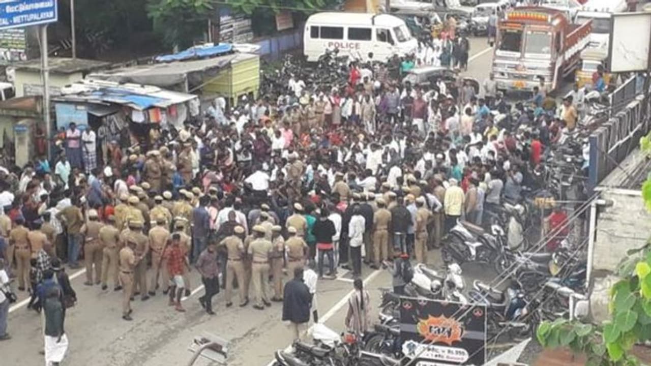 മേട്ടുപ്പാളയത്ത് മതിലിടിഞ്ഞ് മരിച്ചവരുടെ കുടുംബാംഗങ്ങൾക്ക് സർക്കാർ ജോലി; ധനസഹായം ഉയർത്തി മേട്ടുപ്പാളയത്ത് മതിലിടിഞ്ഞ് മരിച്ചവരുടെ കുടുംബാംഗങ്ങൾക്ക് സർക്കാർ ജോലി; ധനസഹായം ഉയർത്തി