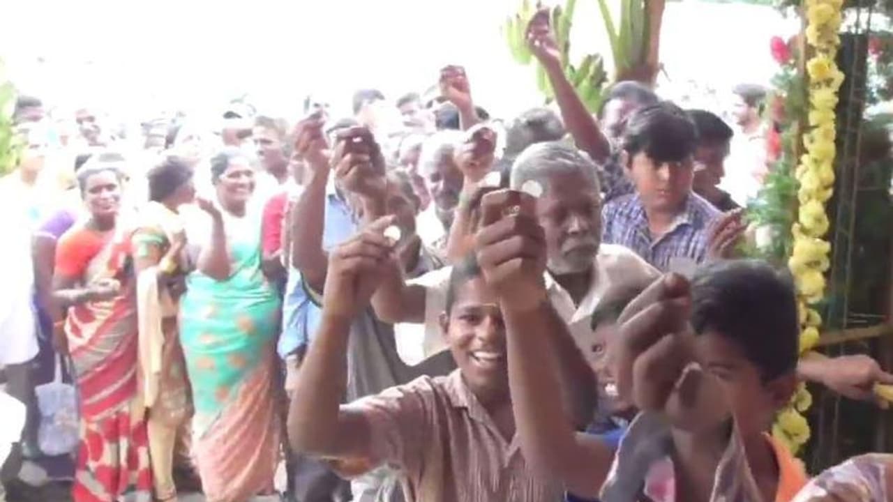 25 பைசாவிற்கு எகிறியடித்த யோகம்..! அடித்து பிடித்து தேடிய பொதுமக்கள்..! 25 பைசாவிற்கு எகிறியடித்த யோகம்..! அடித்து பிடித்து தேடிய பொதுமக்கள்..!