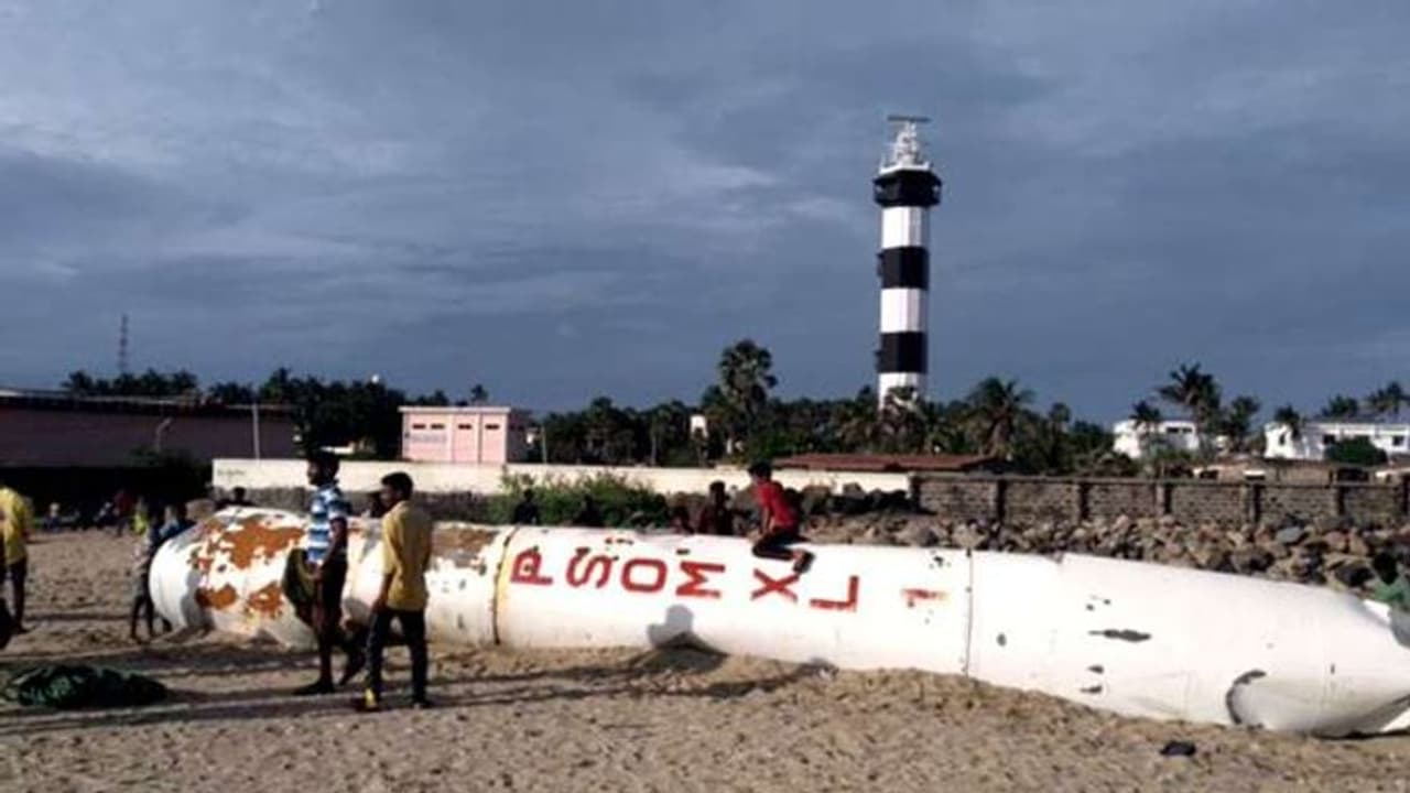 பயங்கர அதிர்ச்சி... கடலில் விழுந்த இந்தியாவின் விண்வெளி ராக்கெட்..!! மீனவர்களின் வலையில் சிக்கியது..!!