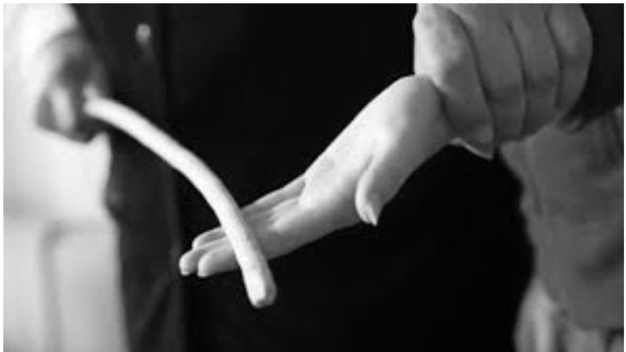 ഹോം വര്‍ക്ക് ചെയ്തില്ല, വിദ്യാര്‍ത്ഥികളെ ക്രൂരമായി മര്‍ദ്ദിച്ച് ട്യൂഷന്‍ ടീച്ചര്‍; പൊലീസ് കേസെടുത്തു