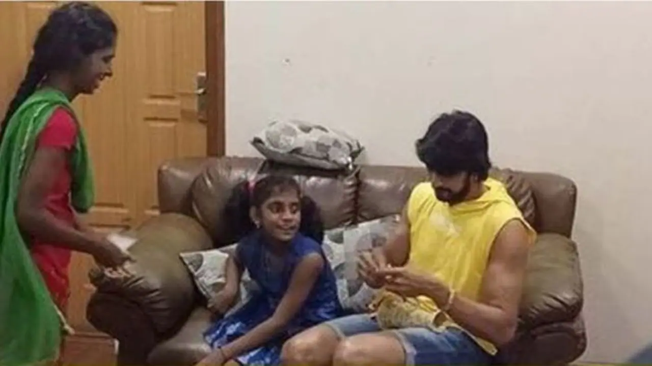 Bengaluru: Kiccha Sudeep wins hearts after meeting specially abled fan on Kannada Bigg Boss set Bengaluru: Kiccha Sudeep wins hearts after meeting specially abled fan on Kannada Bigg Boss set