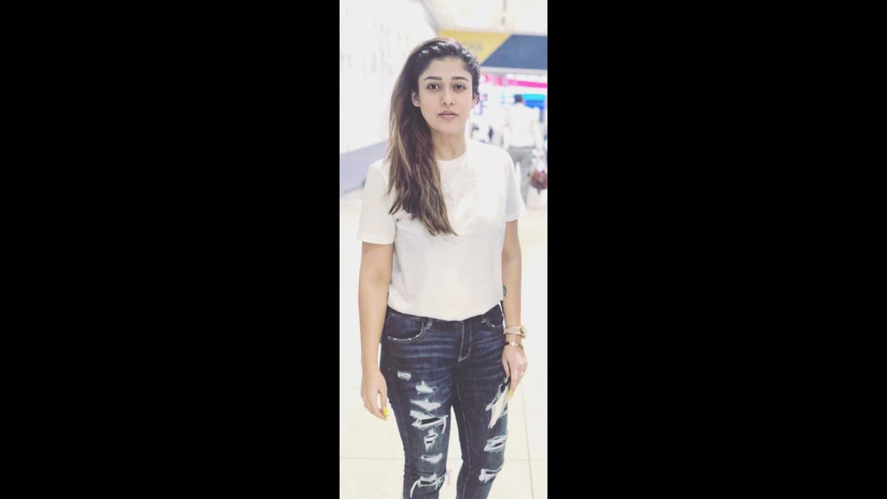 சூப்பர் கிளிக்கை பதிவேற்றி... ரசிகர்களை சூடேற்றிய நயன்தாரா... சோசியல் மீடியாவை தெறிக்கவிடும் லேட்டஸ்ட் போட்டோ...! சூப்பர் கிளிக்கை பதிவேற்றி... ரசிகர்களை சூடேற்றிய நயன்தாரா... சோசியல் மீடியாவை தெறிக்கவிடும் லேட்டஸ்ட் போட்டோ...!