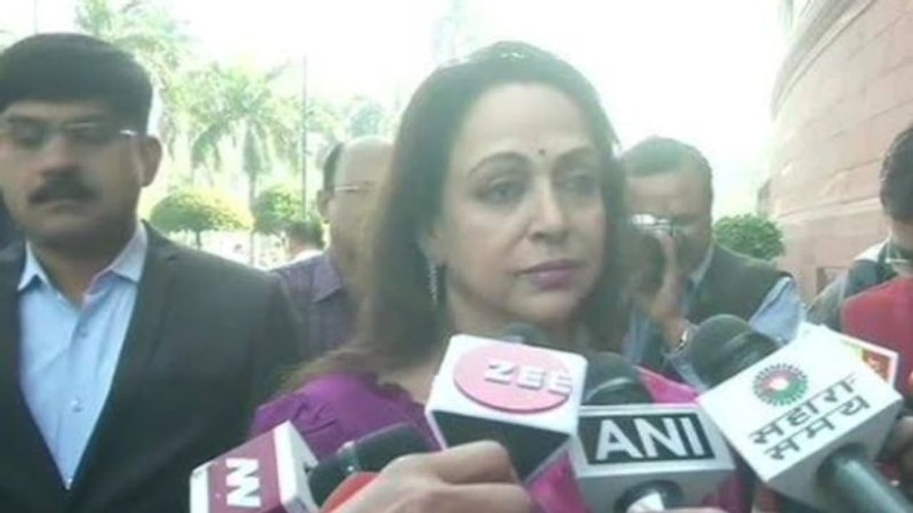 തെലങ്കാന കൂട്ടബലാത്സംഗം: കുറ്റവാളികളെ സ്ഥിരമായി ജയിലിൽ അടയ്ക്കണമെന്ന് ഹേമമാലിനി തെലങ്കാന കൂട്ടബലാത്സംഗം: കുറ്റവാളികളെ സ്ഥിരമായി ജയിലിൽ അടയ്ക്കണമെന്ന് ഹേമമാലിനി