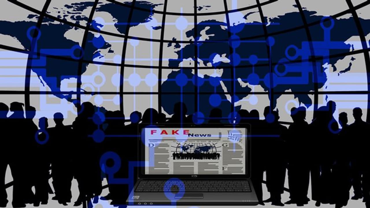 വ്യാജവാര്ത്തകളെഴുതി സമ്പാദിച്ചത് ലക്ഷങ്ങള്, കൂടുതല് ലാഭം തെരഞ്ഞെടുപ്പ് സമയത്ത്; ഫേക്ക് ന്യൂസ് തയ്യാറാക്കുന്നവര്തന്നെ പറയുന്നു വ്യാജവാര്ത്തകളെഴുതി സമ്പാദിച്ചത് ലക്ഷങ്ങള്, കൂടുതല് ലാഭം തെരഞ്ഞെടുപ്പ് സമയത്ത്; ഫേക്ക് ന്യൂസ് തയ്യാറാക്കുന്നവര്തന്നെ പറയുന്നു