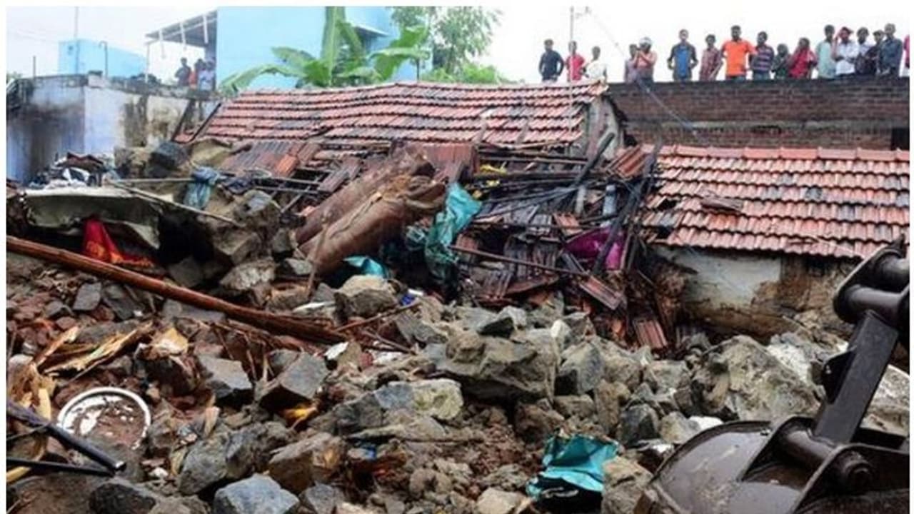 മേട്ടുപ്പാളയത്ത് മതിൽ ഇടിഞ്ഞ് വീണ് 17 പേർ മരിച്ച സംഭവം; ഒരാൾ അറസ്റ്റിൽ മേട്ടുപ്പാളയത്ത് മതിൽ ഇടിഞ്ഞ് വീണ് 17 പേർ മരിച്ച സംഭവം; ഒരാൾ അറസ്റ്റിൽ