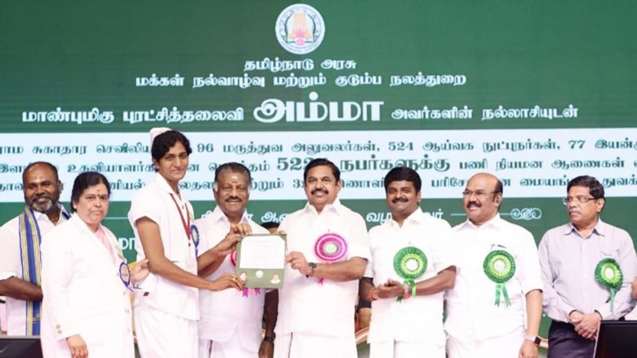 இந்தியாவின் முதல் திருநங்கை செவிலியர்..! தாயின் ஊக்கத்துடன் சாதித்த தமிழ்நாட்டு மகள்..!